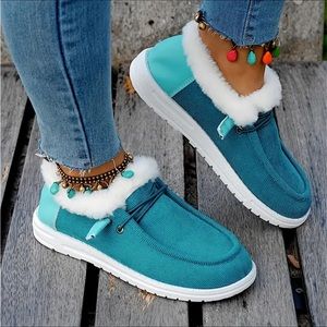 Shoes comfortable Canvas faux fur lined. size 9 and NWOT Teal color